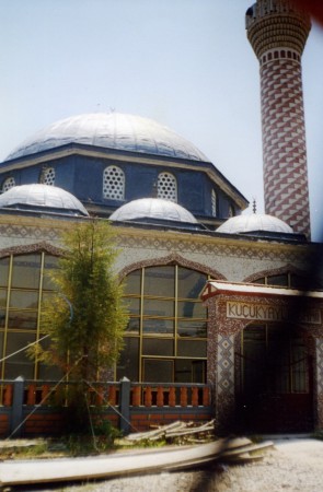 Η σημερινή ονομασία του χωριού δεξιά στην εικόνα:Μικρό πέρασμα